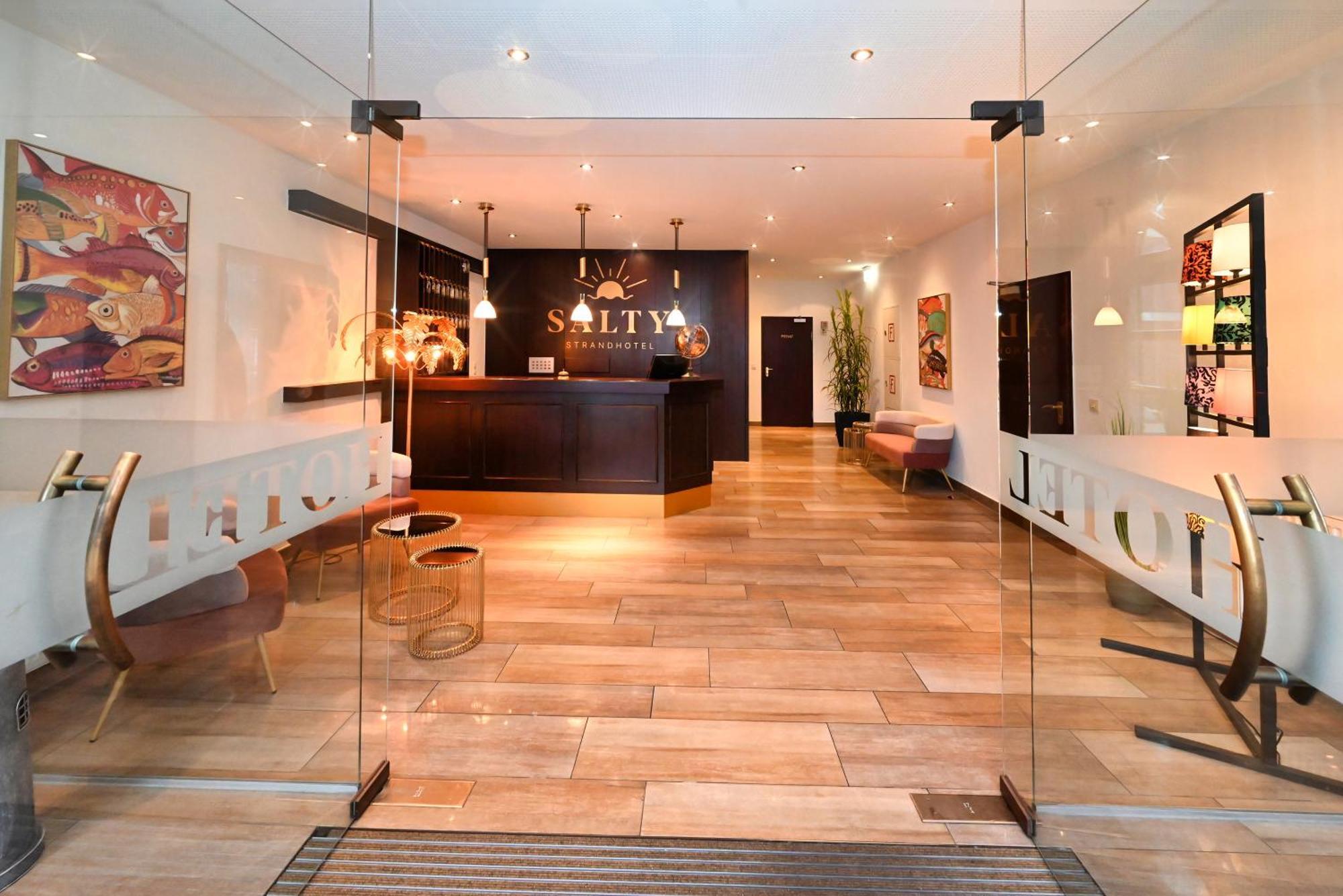 Strandhotel Salty Büsum Екстериор снимка